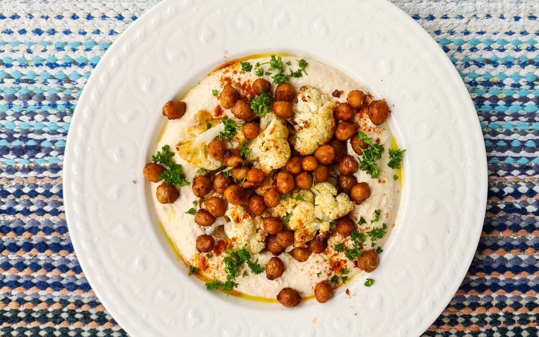Paahdettu kukkakaali, harissa-kikherneet ja hummus