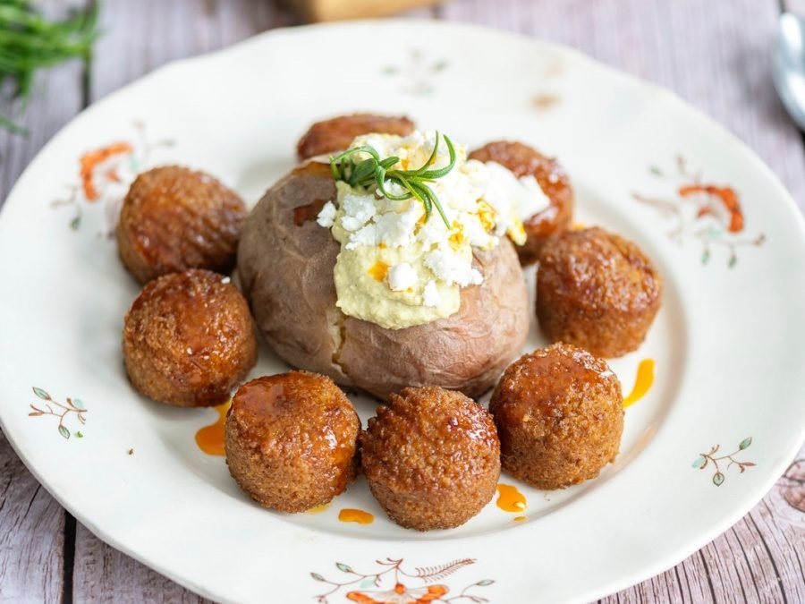 Uuniperunat hummuksella